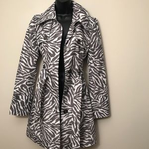 🔥🔥GUESS (Los Angeles): LUXE Classic Trench!